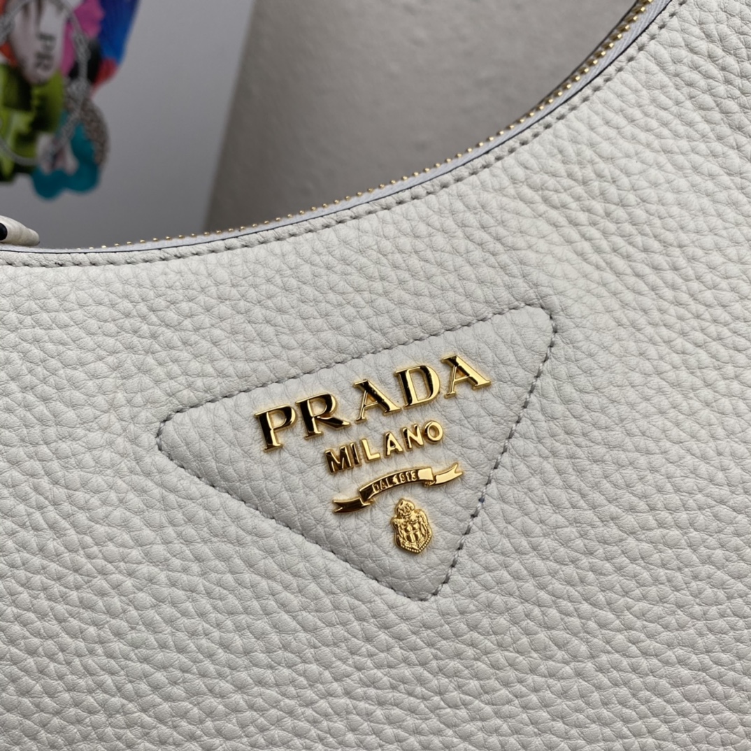 Pra*a leather bag