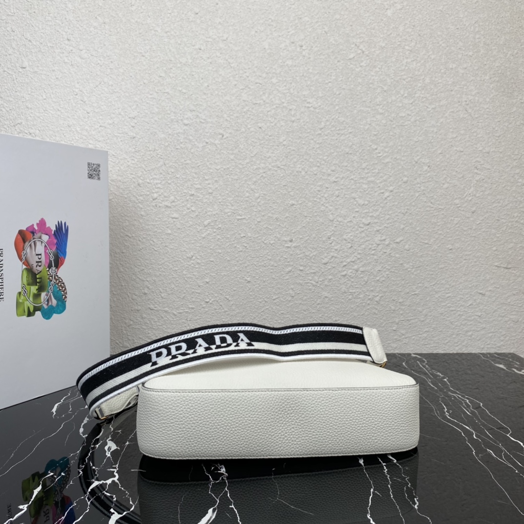 Pra*a leather bag