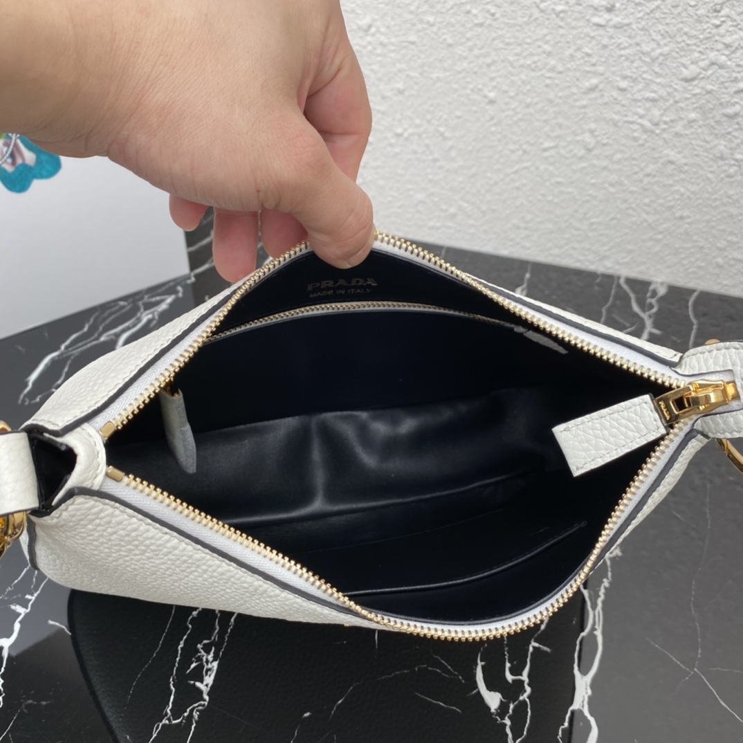 Pra*a leather bag