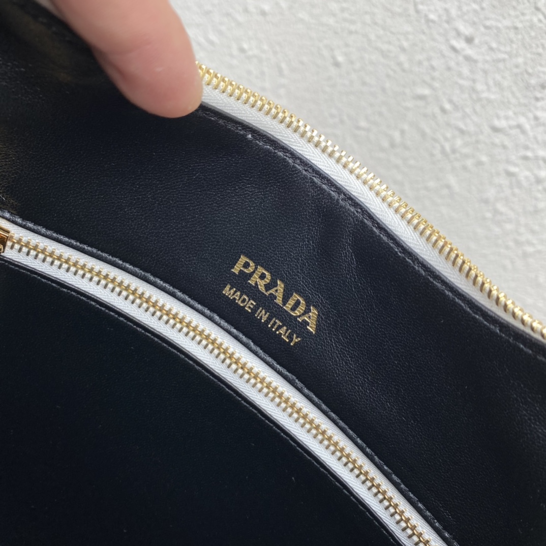 Pra*a leather bag