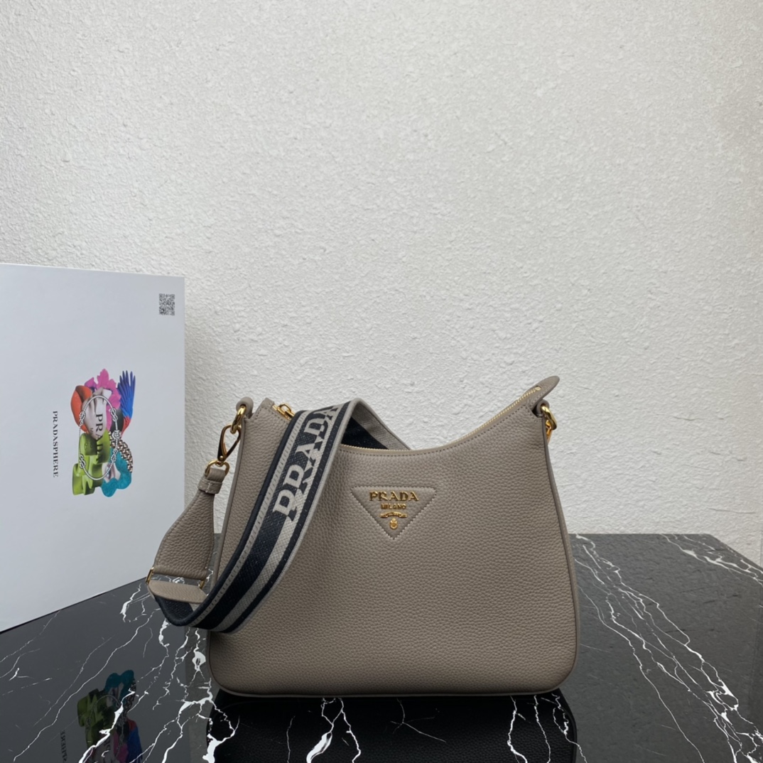 Pra*a leather bag