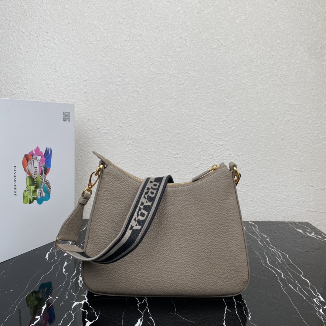 Pra*a leather bag