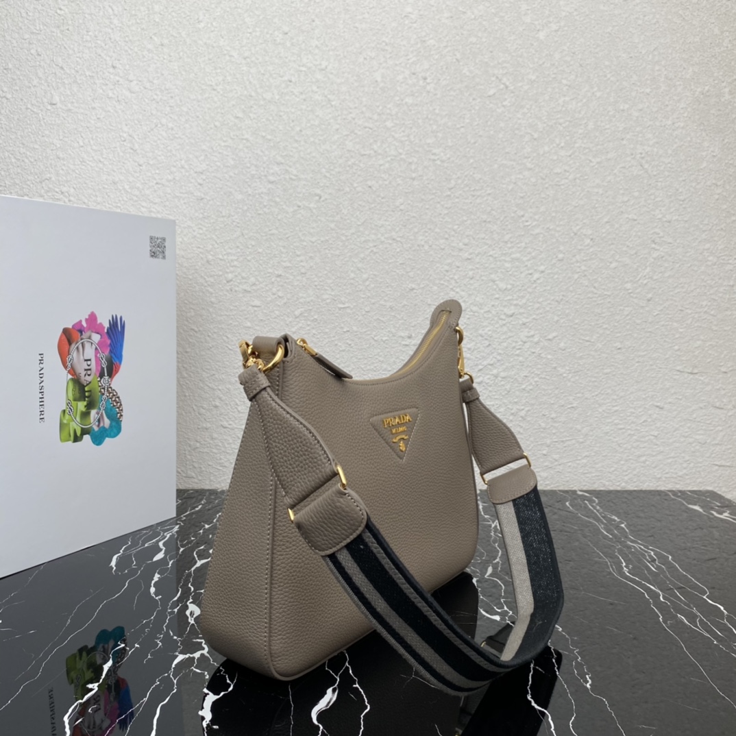 Pra*a leather bag