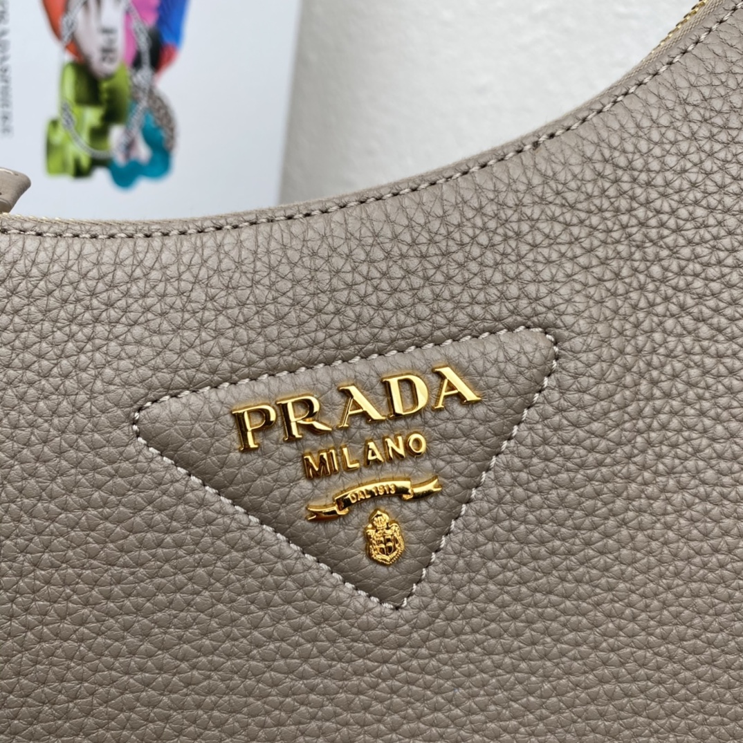 Pra*a leather bag