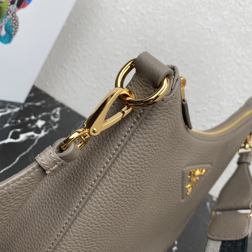 Pra*a leather bag
