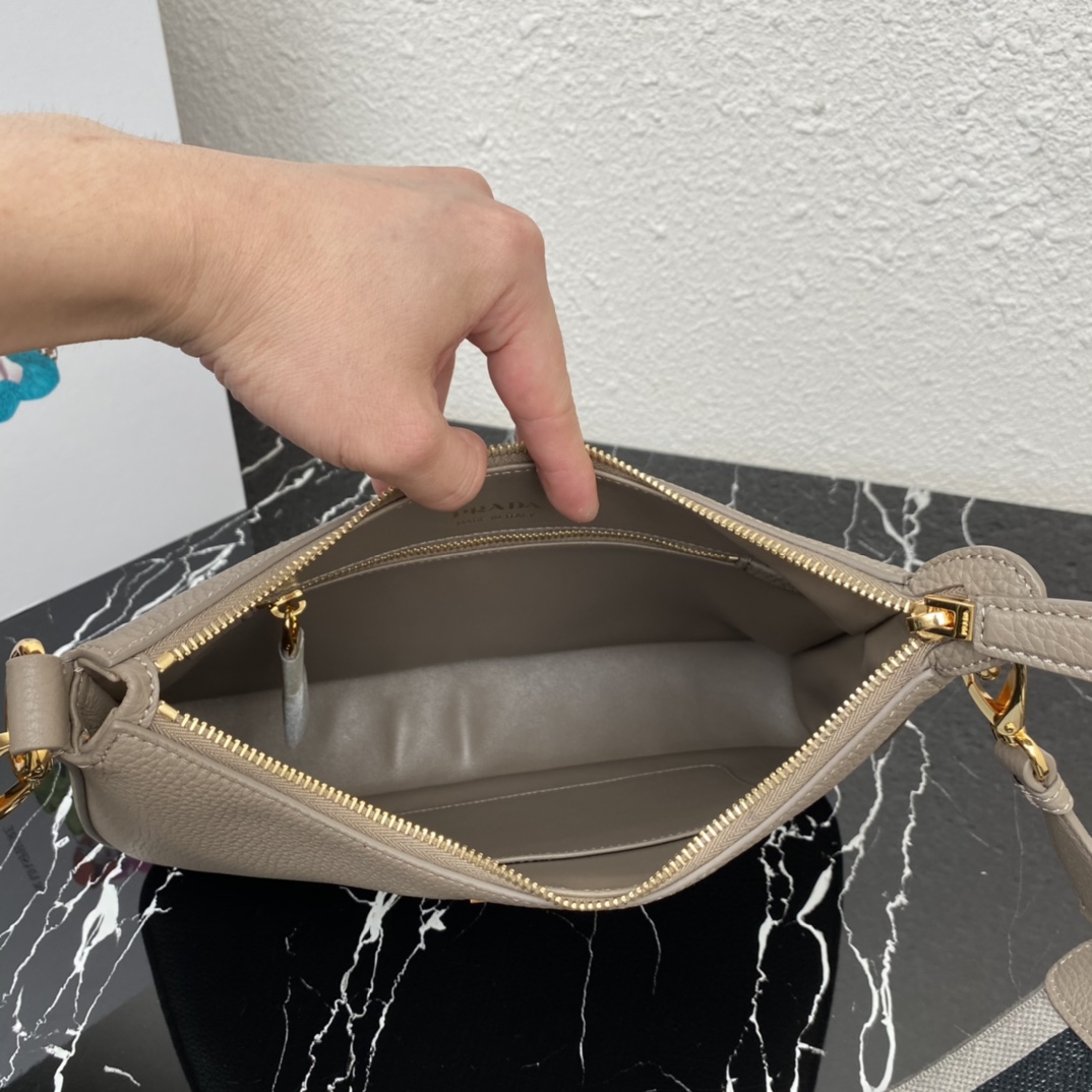 Pra*a leather bag