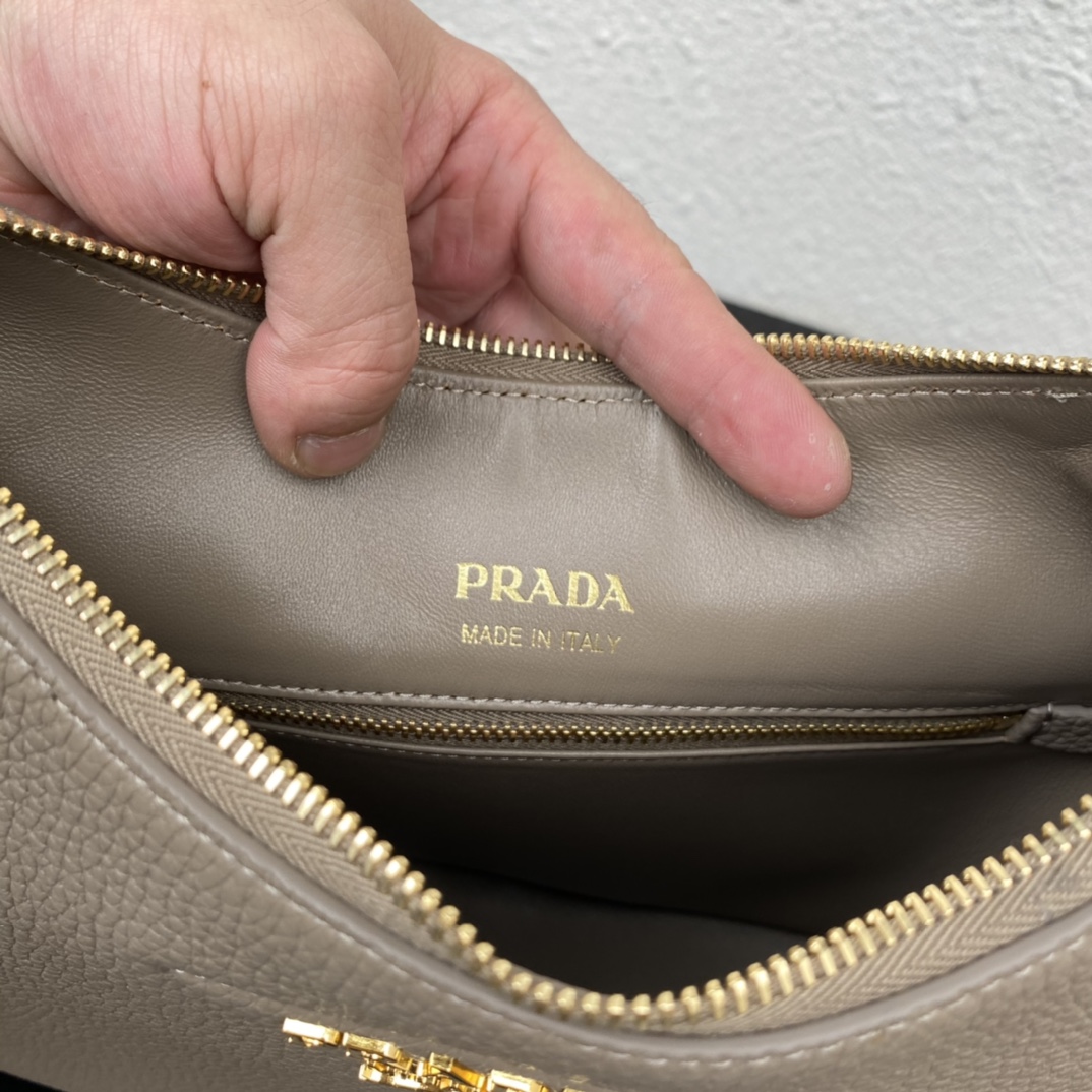 Pra*a leather bag