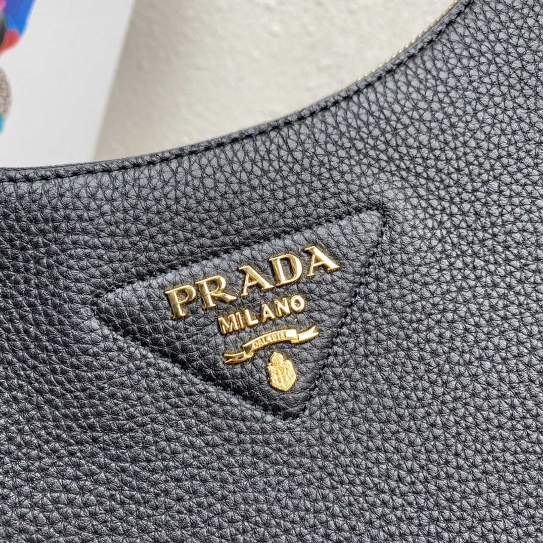 Pra*a leather bag