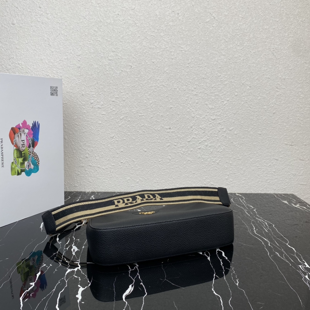 Pra*a leather bag