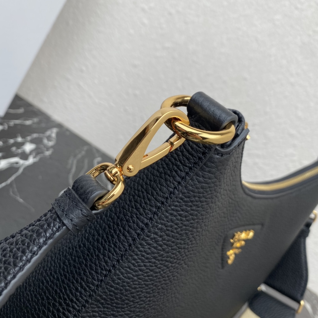 Pra*a leather bag
