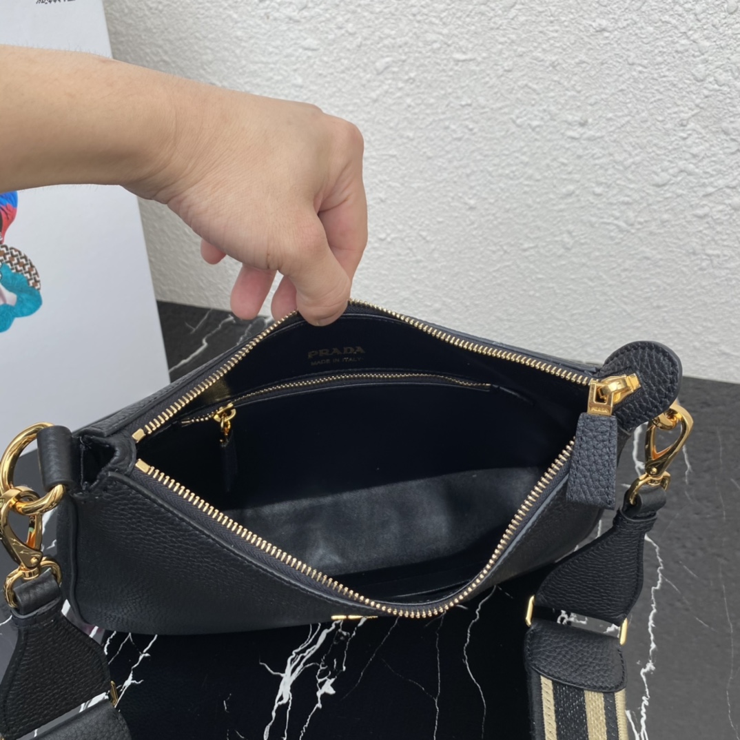 Pra*a leather bag