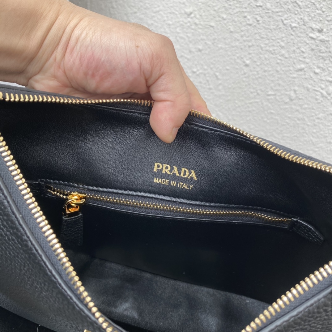 Pra*a leather bag