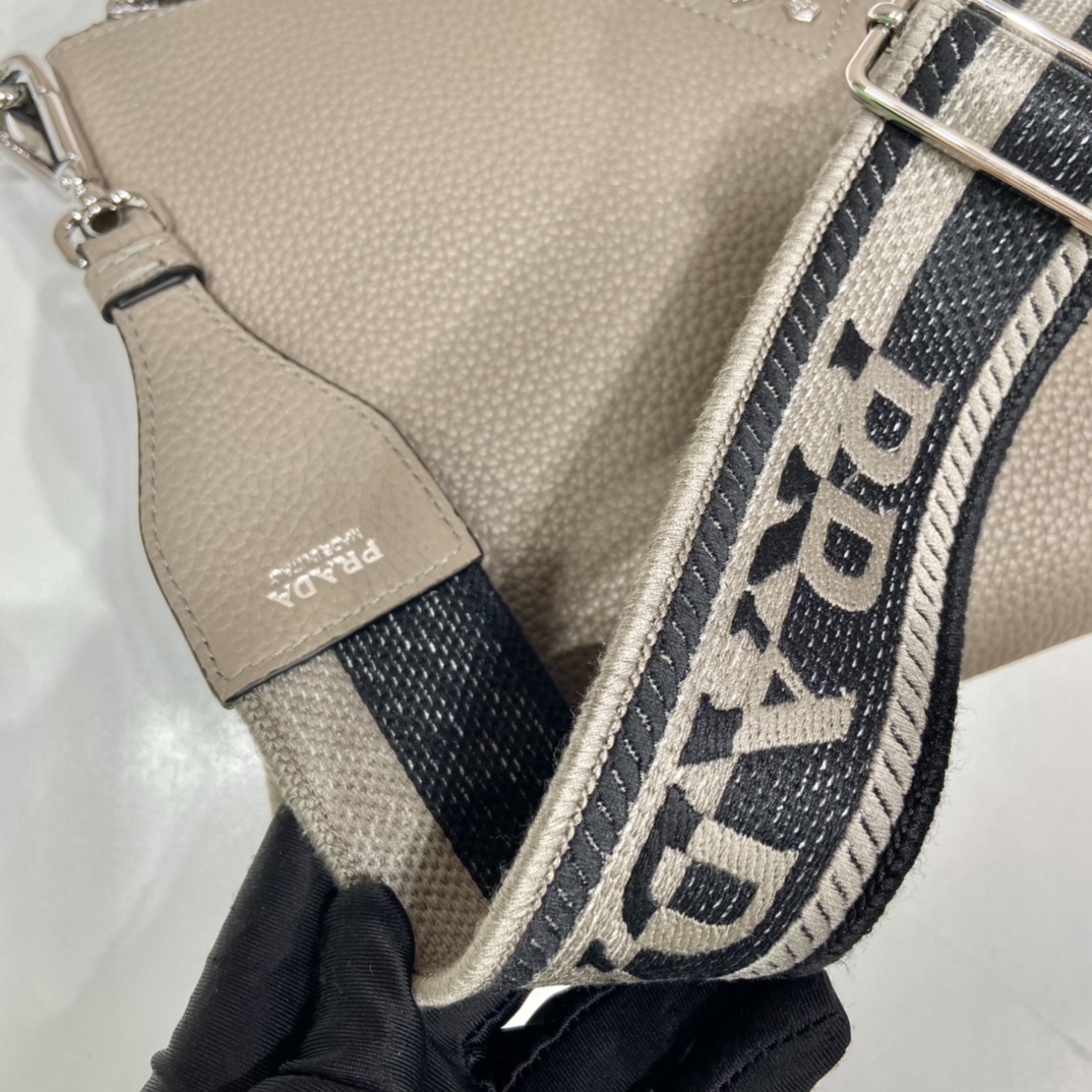 Pra*a leather shoulder bag