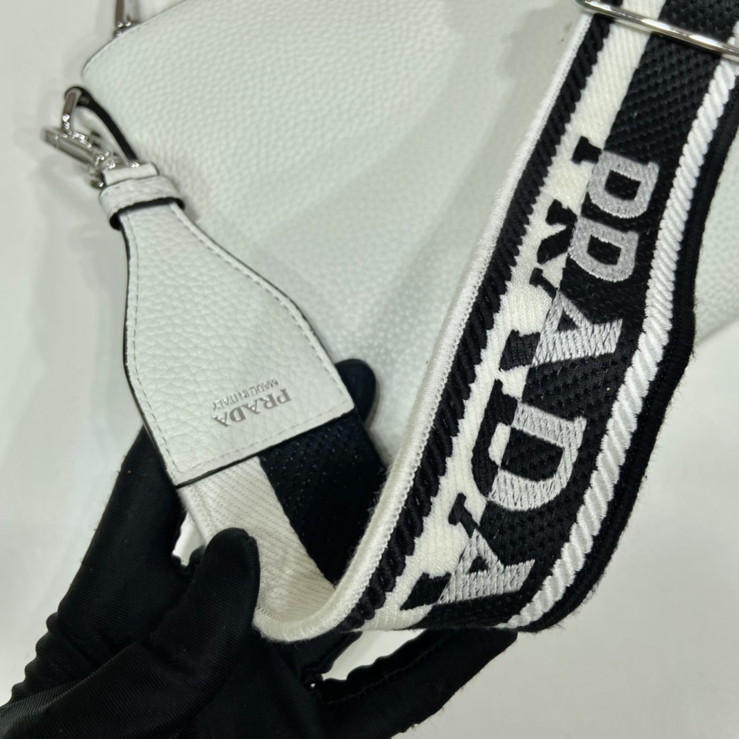 Pra*a leather shoulder bag