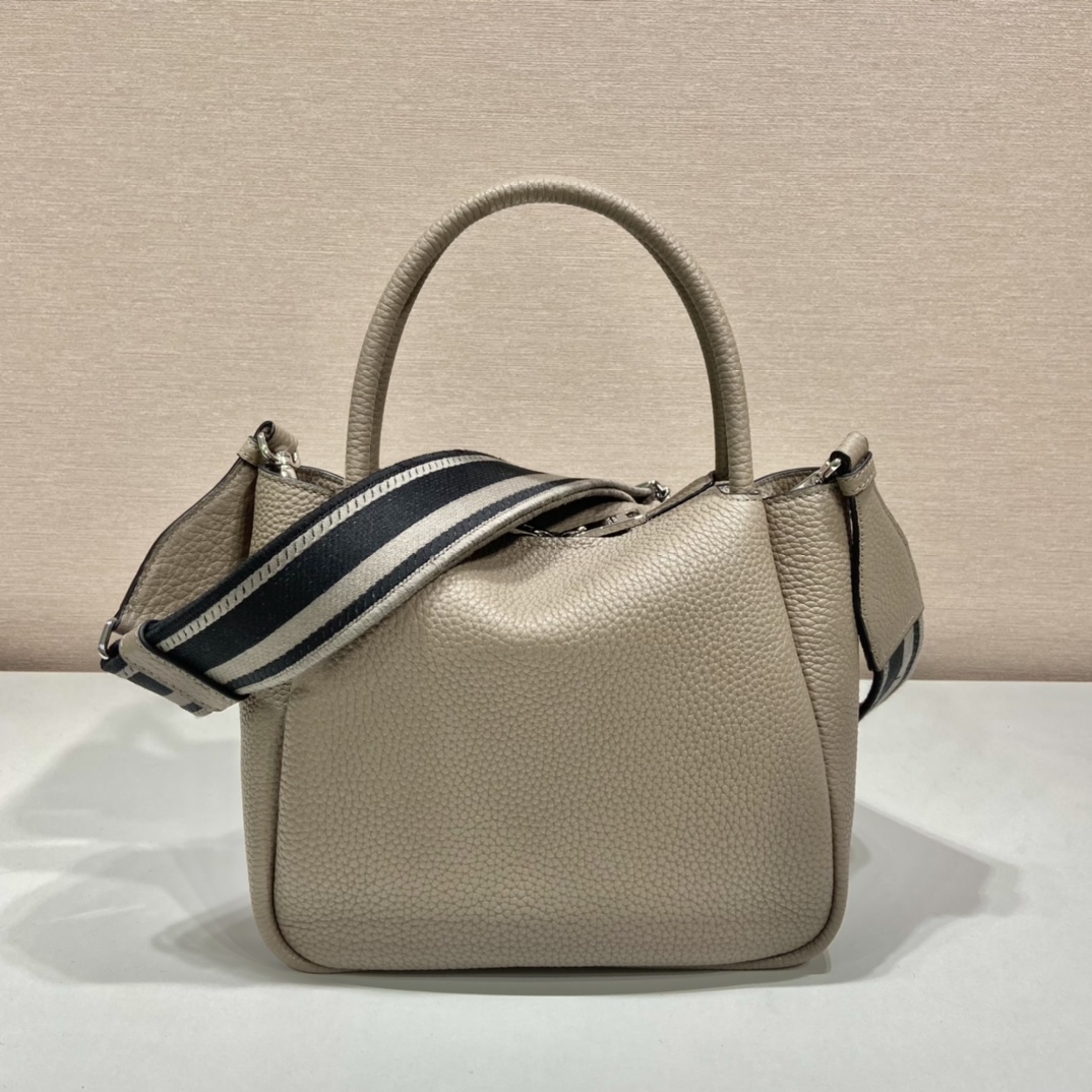 Pra*a small leather handbag