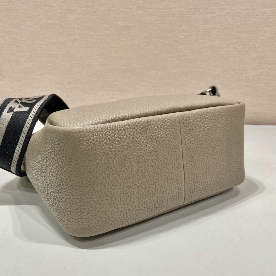 Pra*a small leather handbag