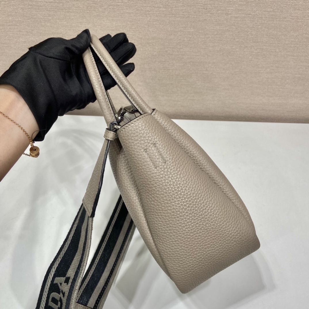Pra*a small leather handbag