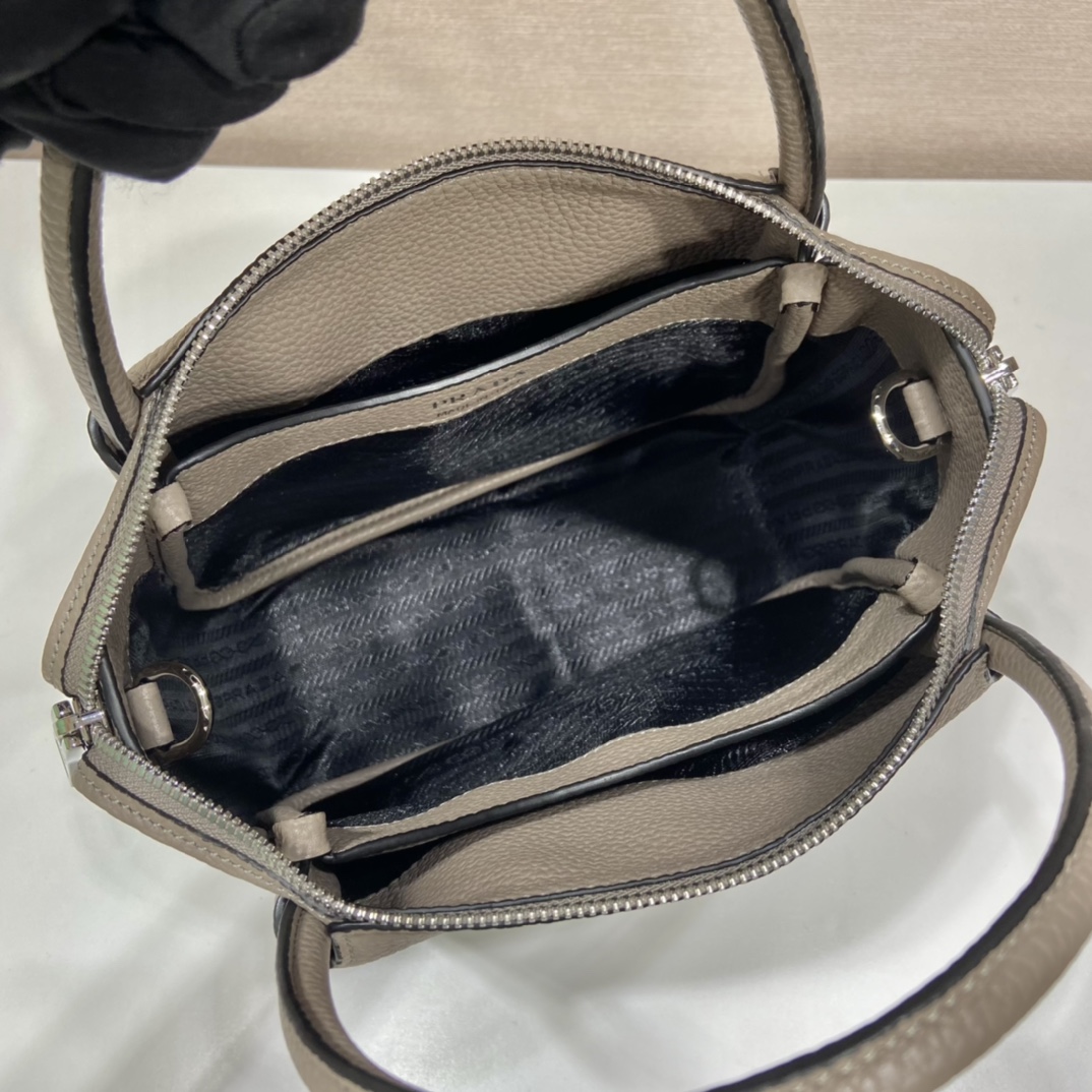 Pra*a small leather handbag