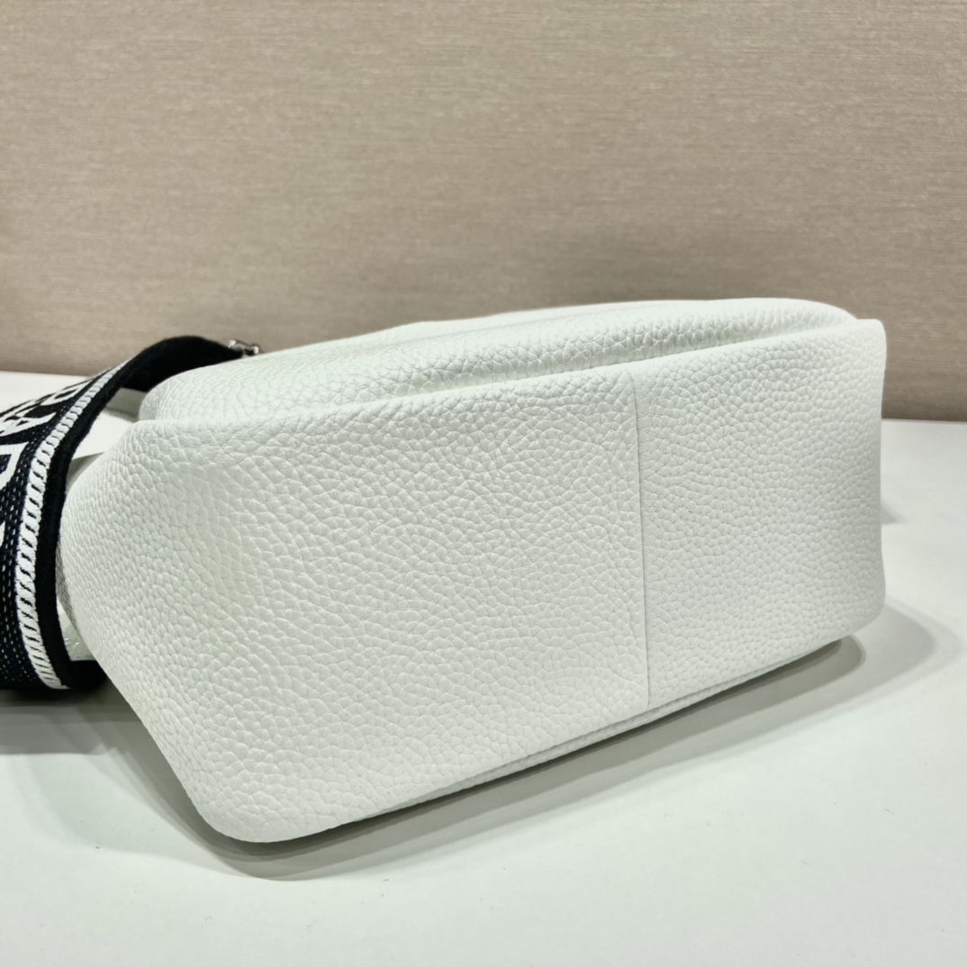 Pra*a small leather handbag