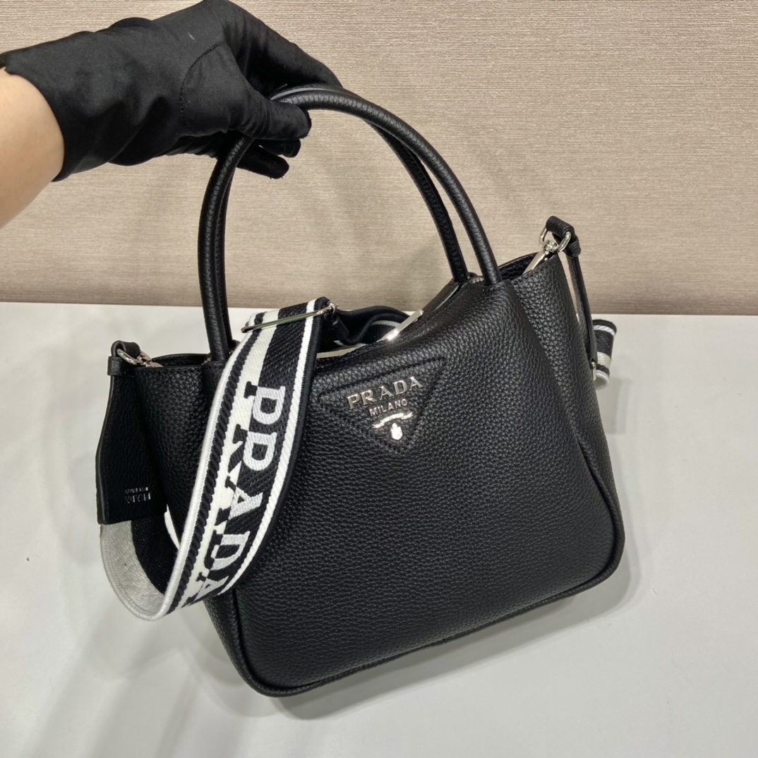 Pra*a small leather handbag