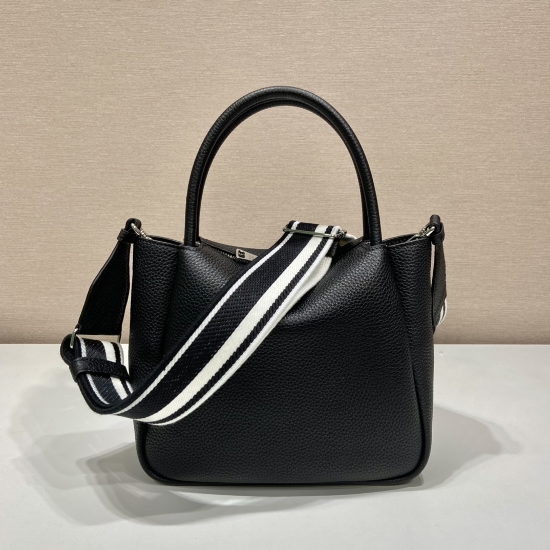 Pra*a small leather handbag