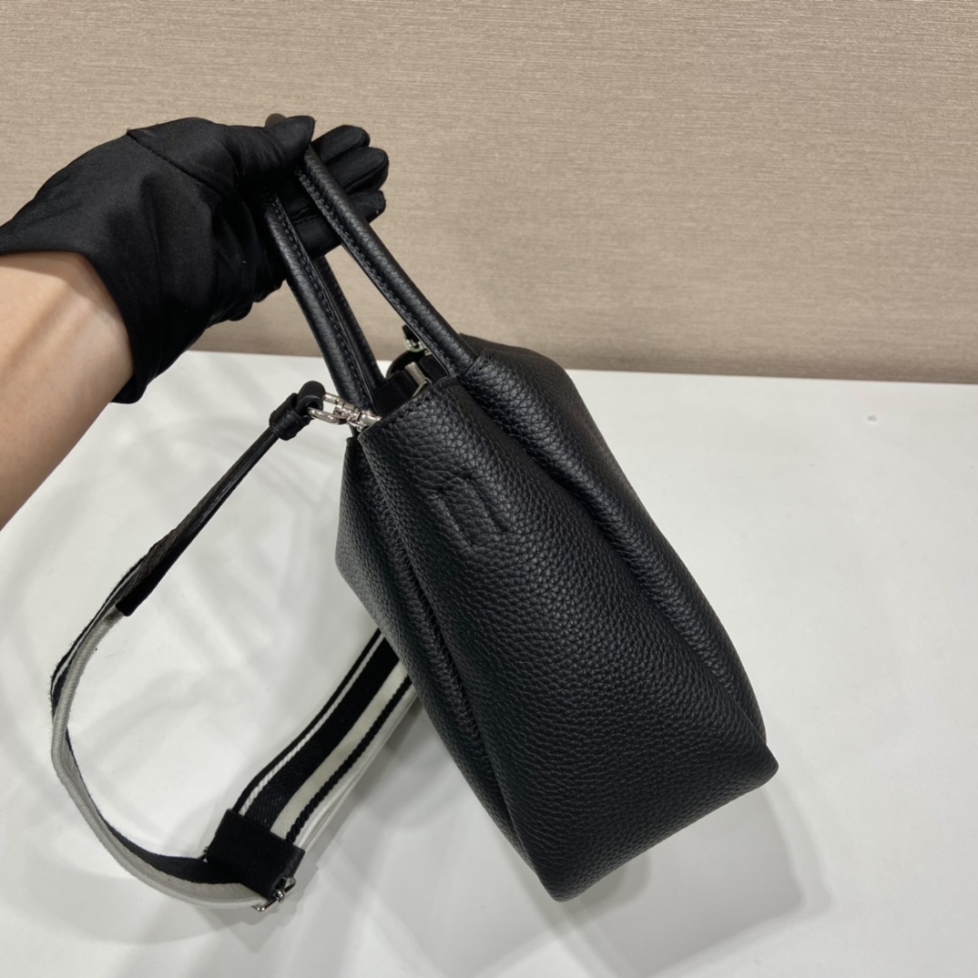 Pra*a small leather handbag