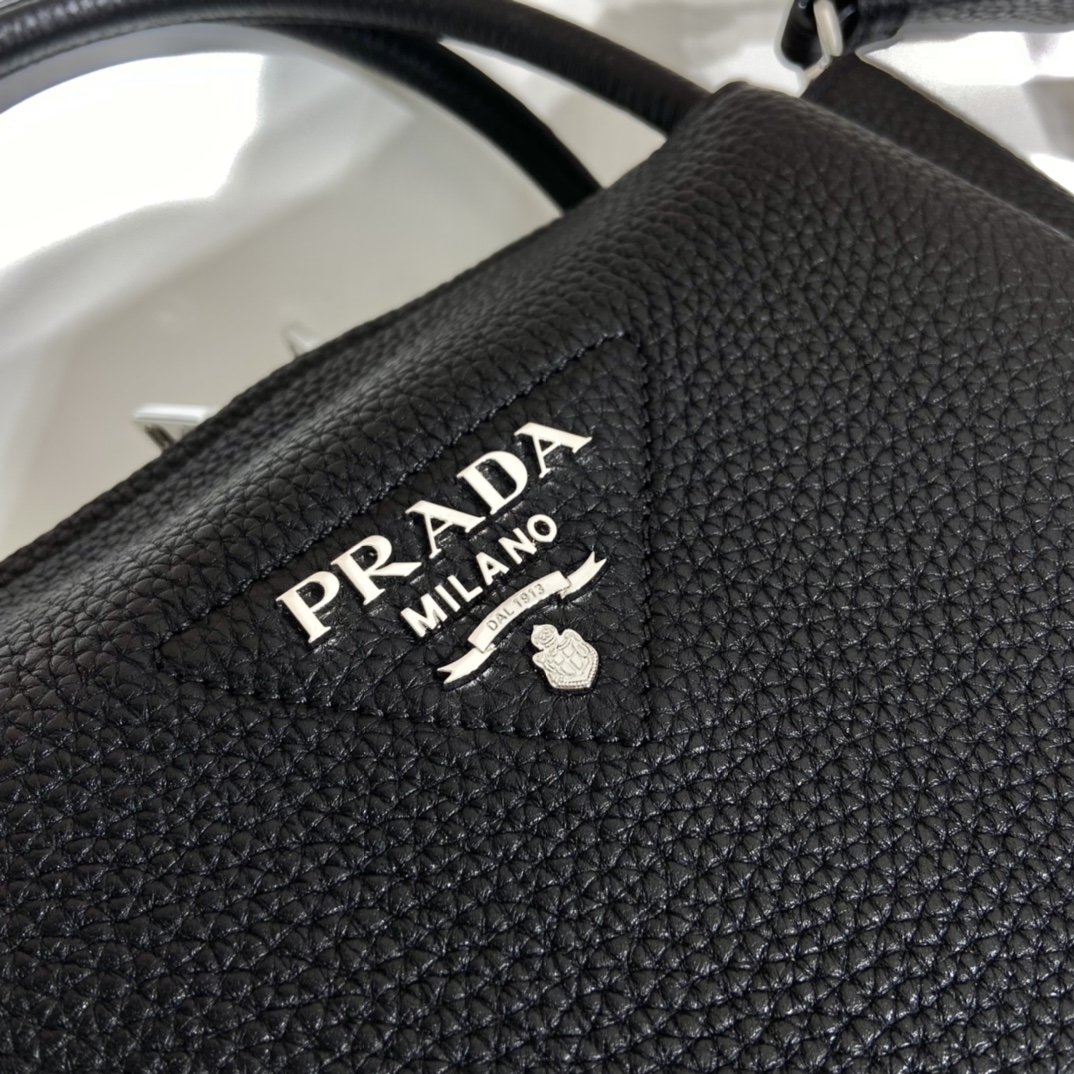 Pra*a small leather handbag