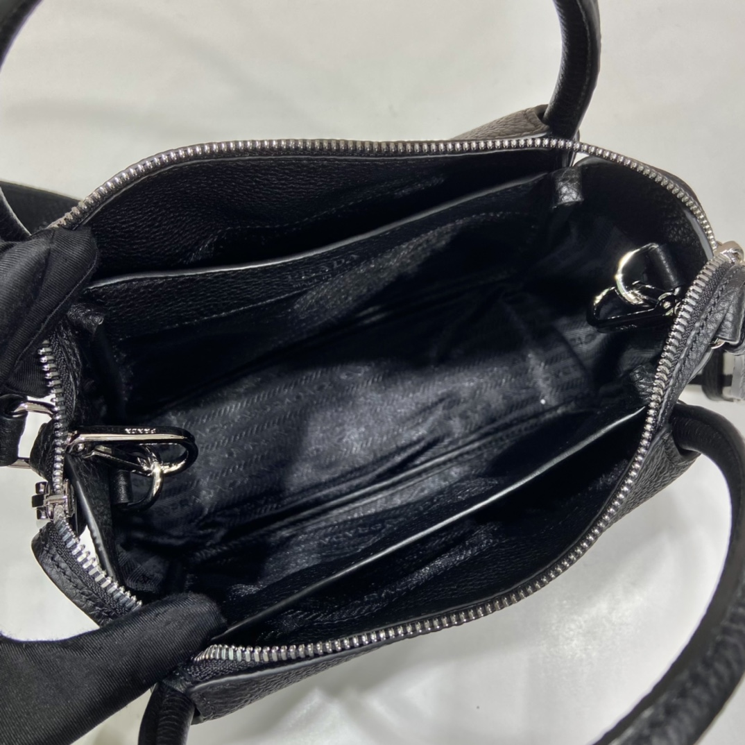 Pra*a small leather handbag