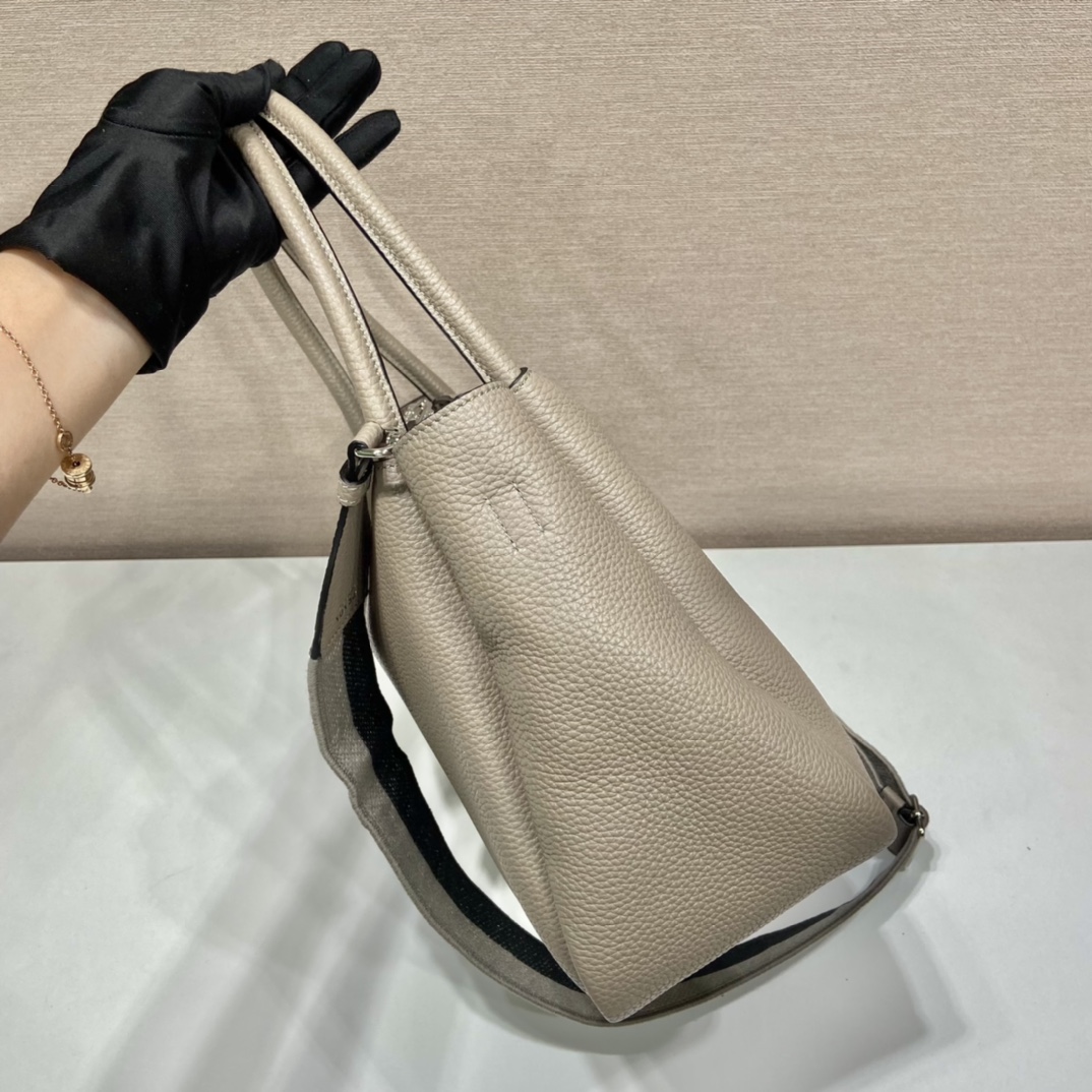 Pra*a large leather handbag