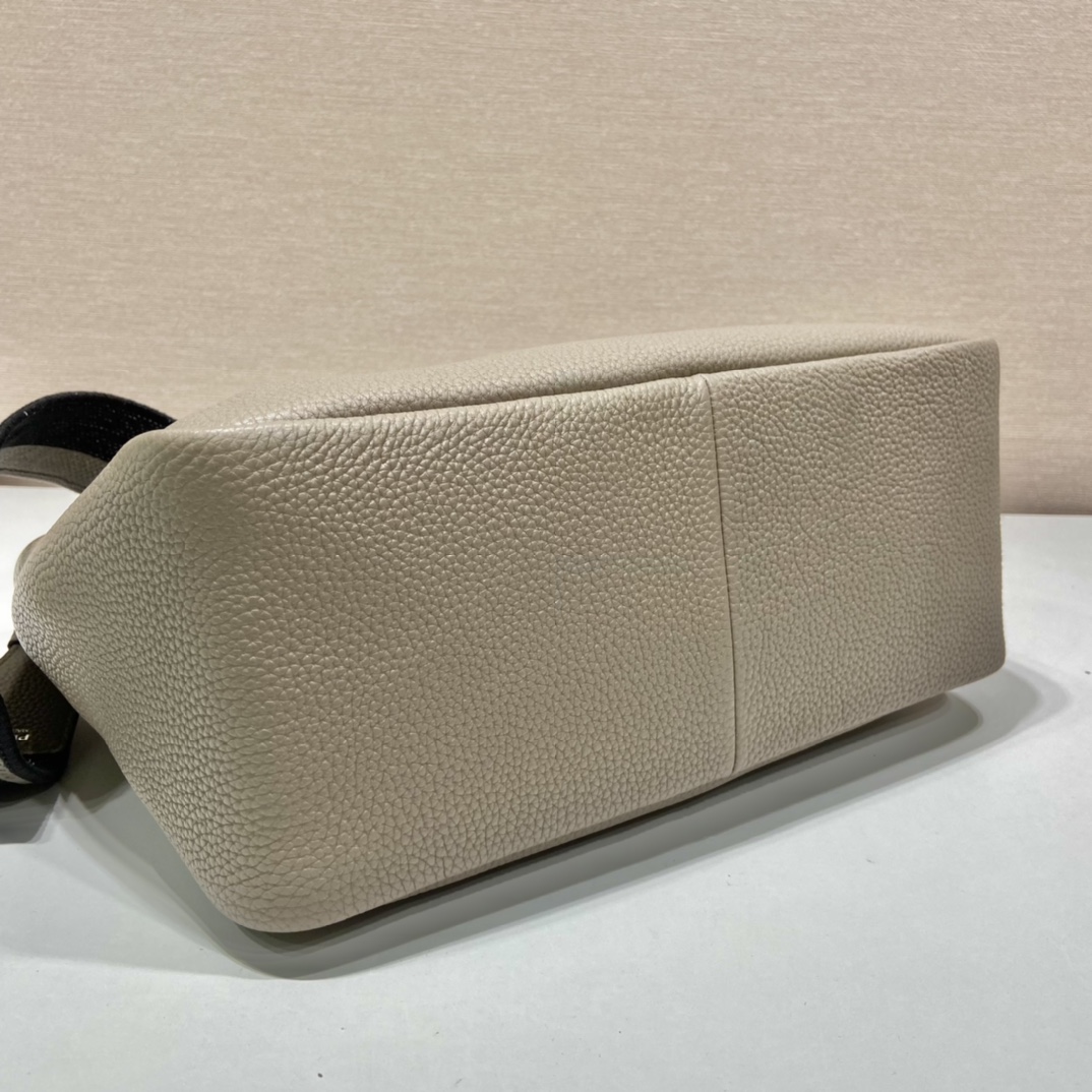 Pra*a large leather handbag