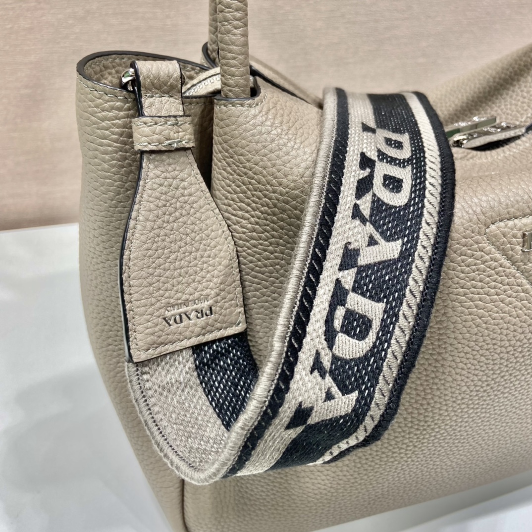 Pra*a large leather handbag