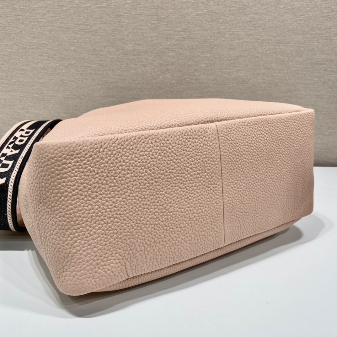 Pra*a large leather handbag