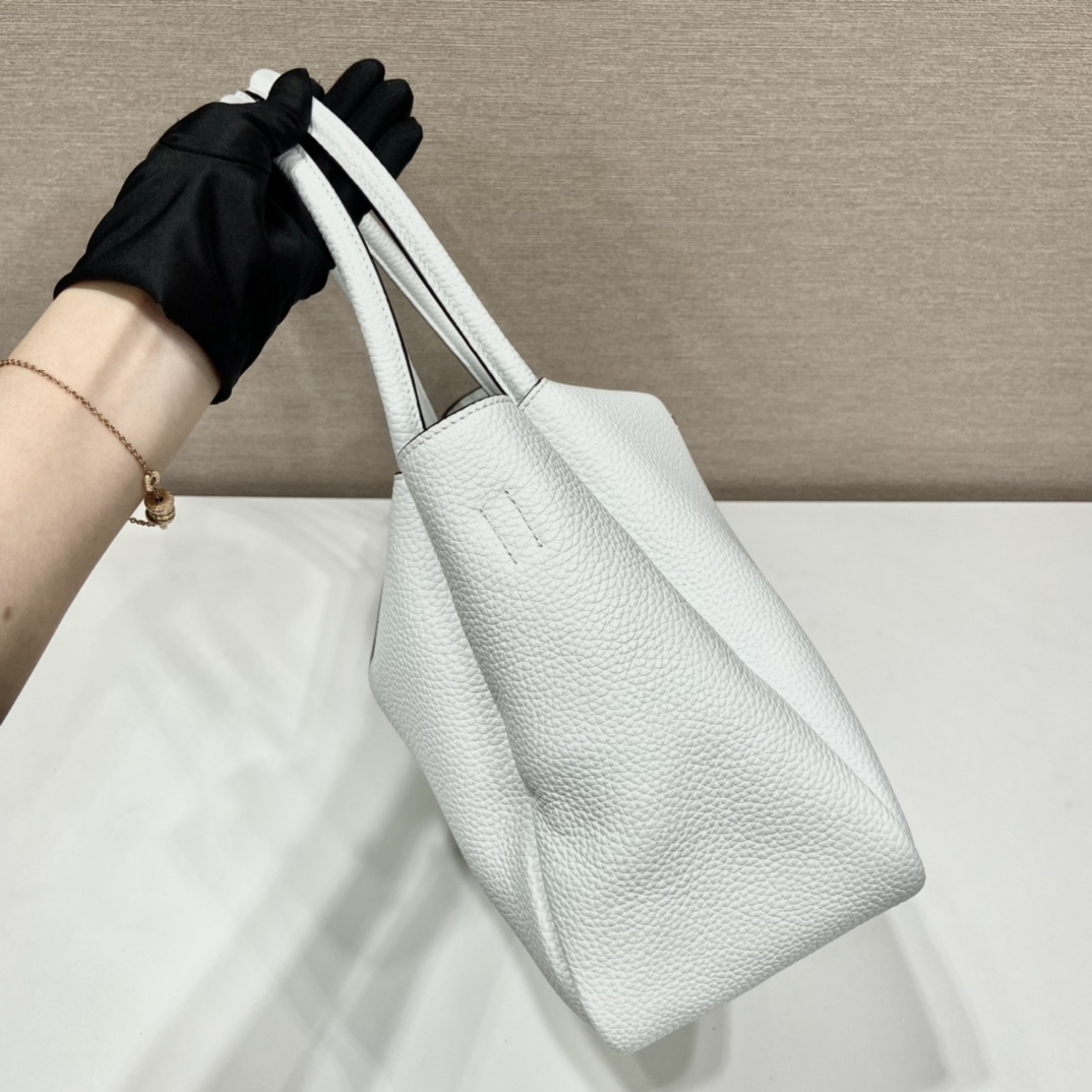 Pra*a large leather handbag