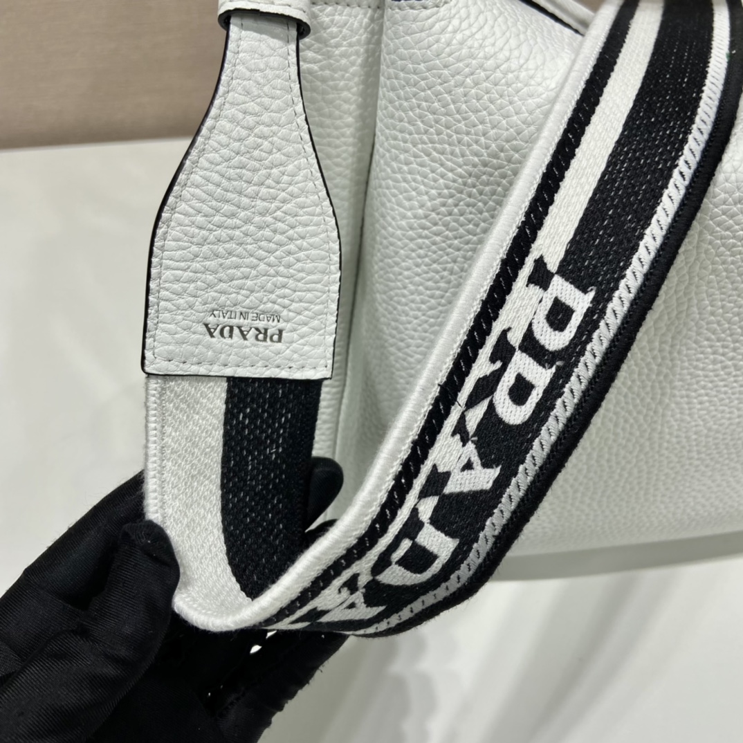 Pra*a large leather handbag