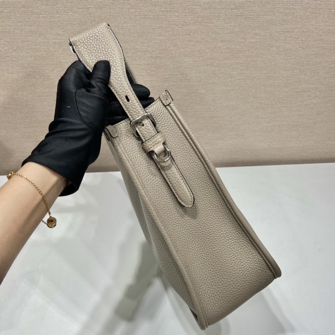 Pra*a leather hobo bag