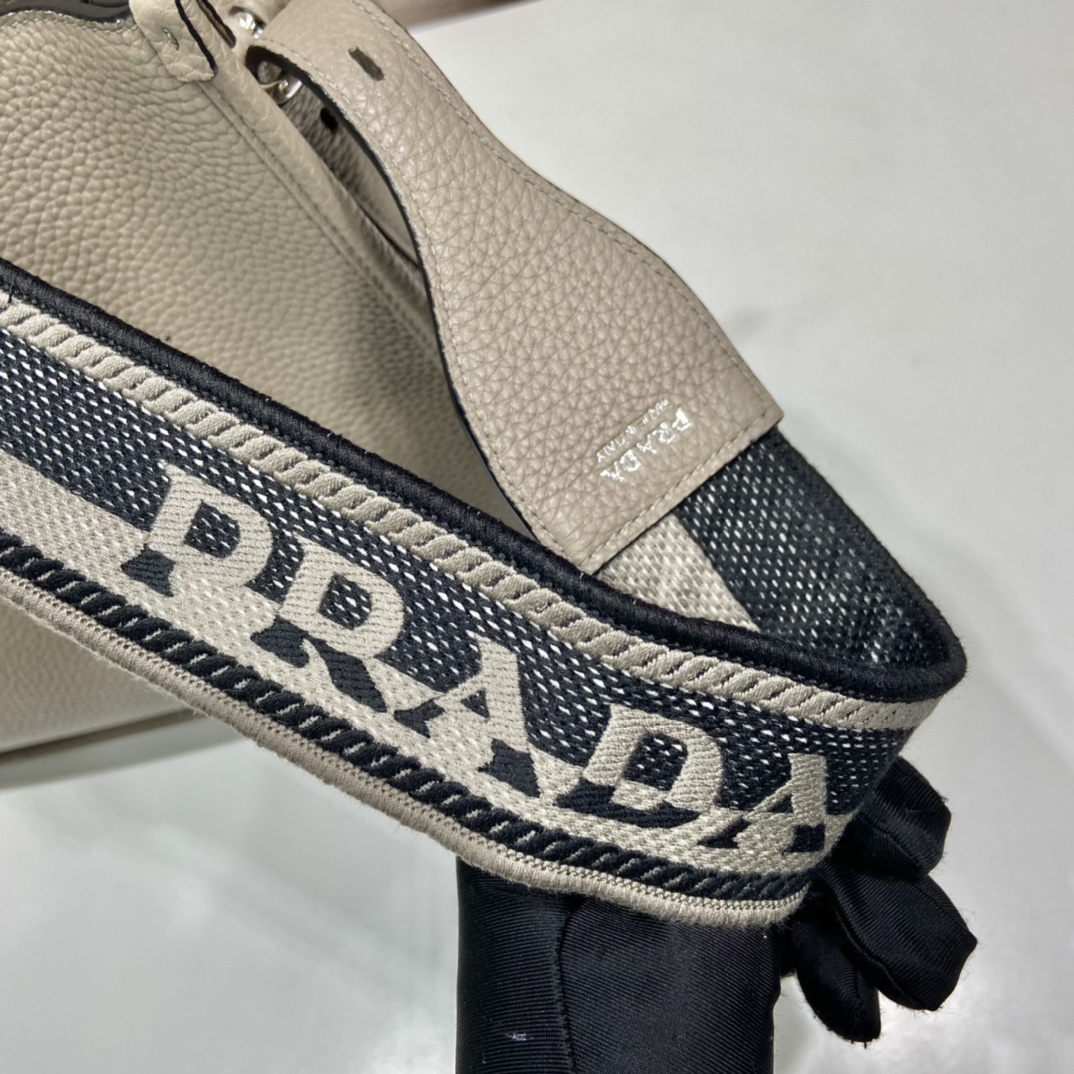 Pra*a leather hobo bag