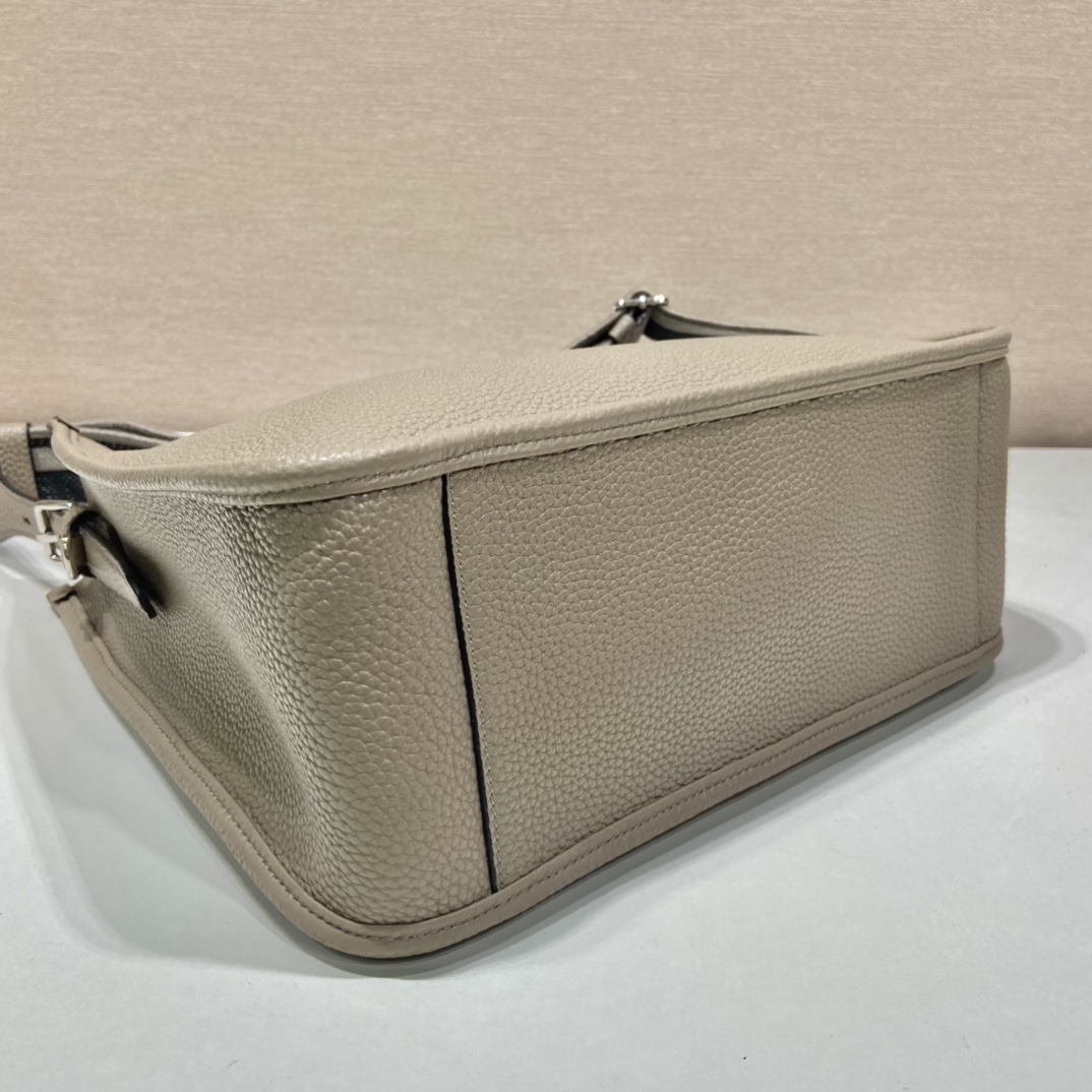 Pra*a leather hobo bag