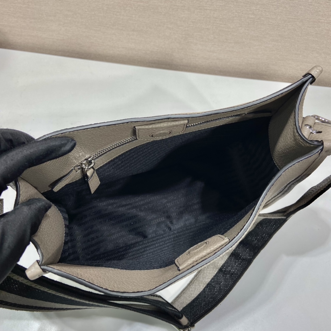 Pra*a leather hobo bag