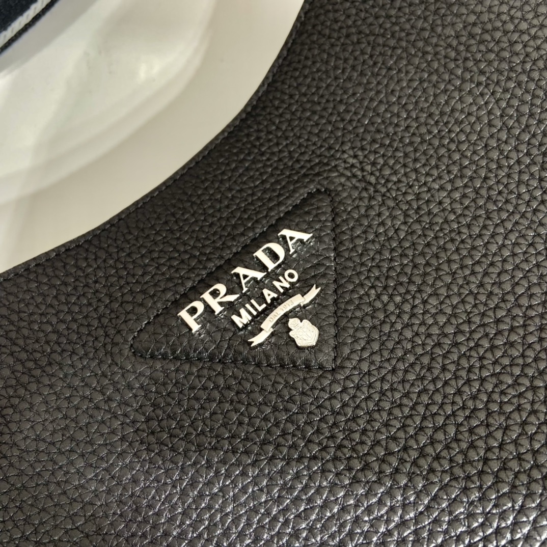 Pra*a leather hobo bag