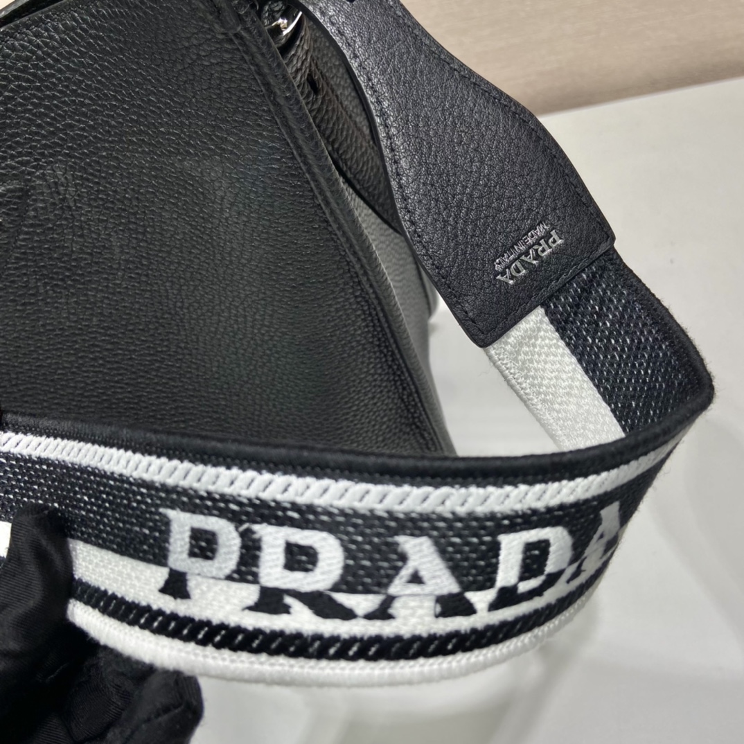 Pra*a leather hobo bag