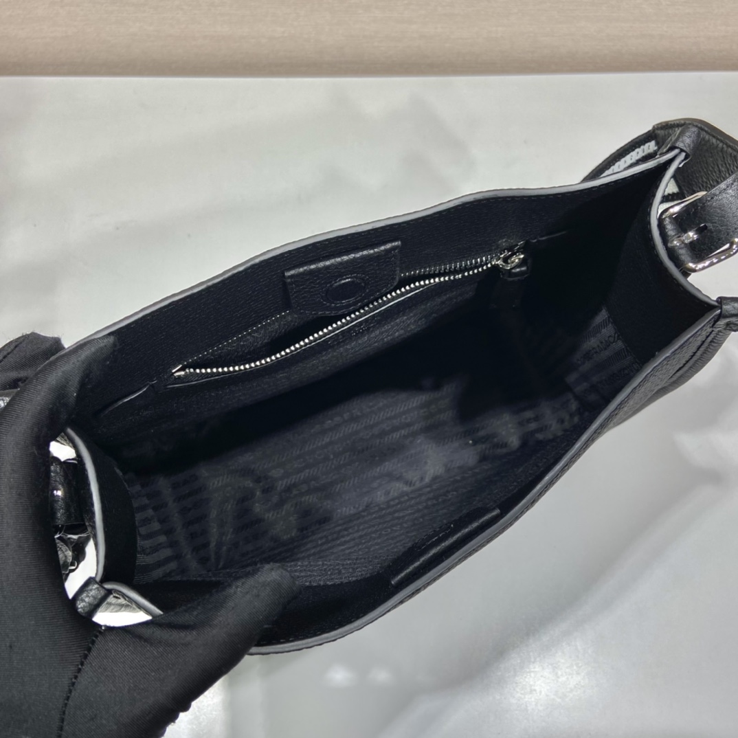 Pra*a leather hobo bag