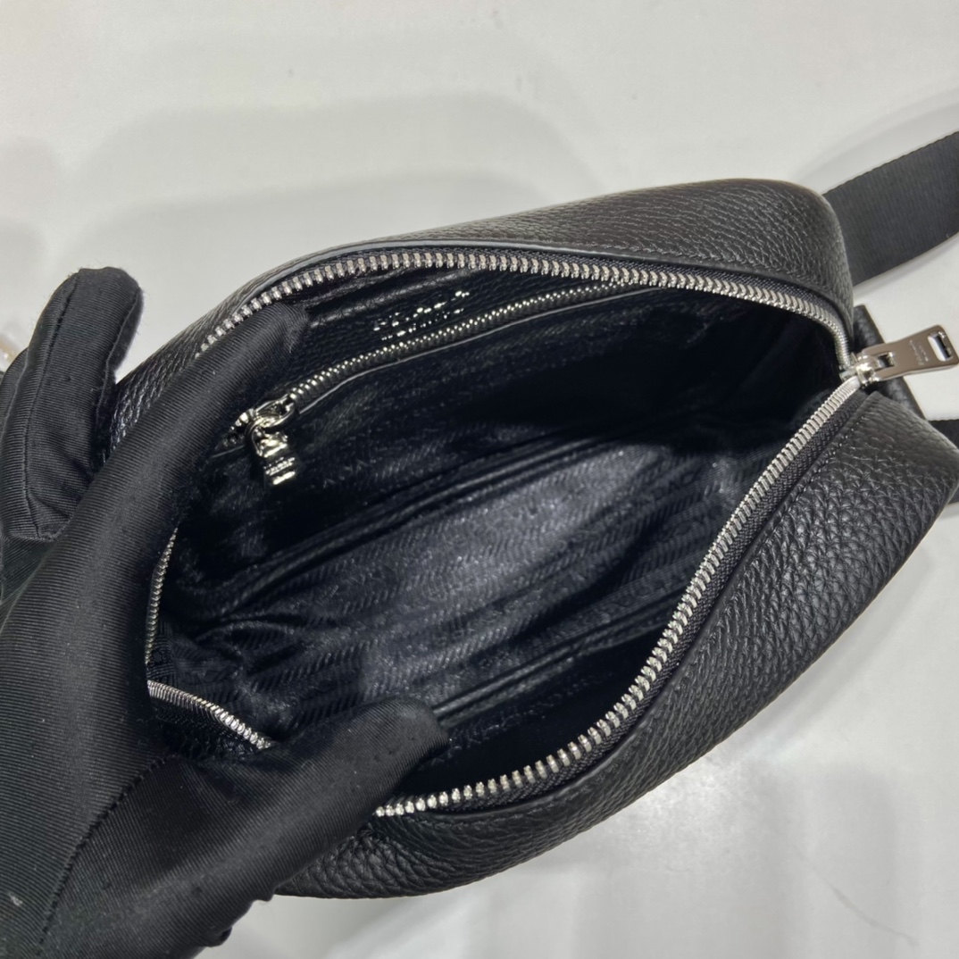 Pra*a leather shoulder bag