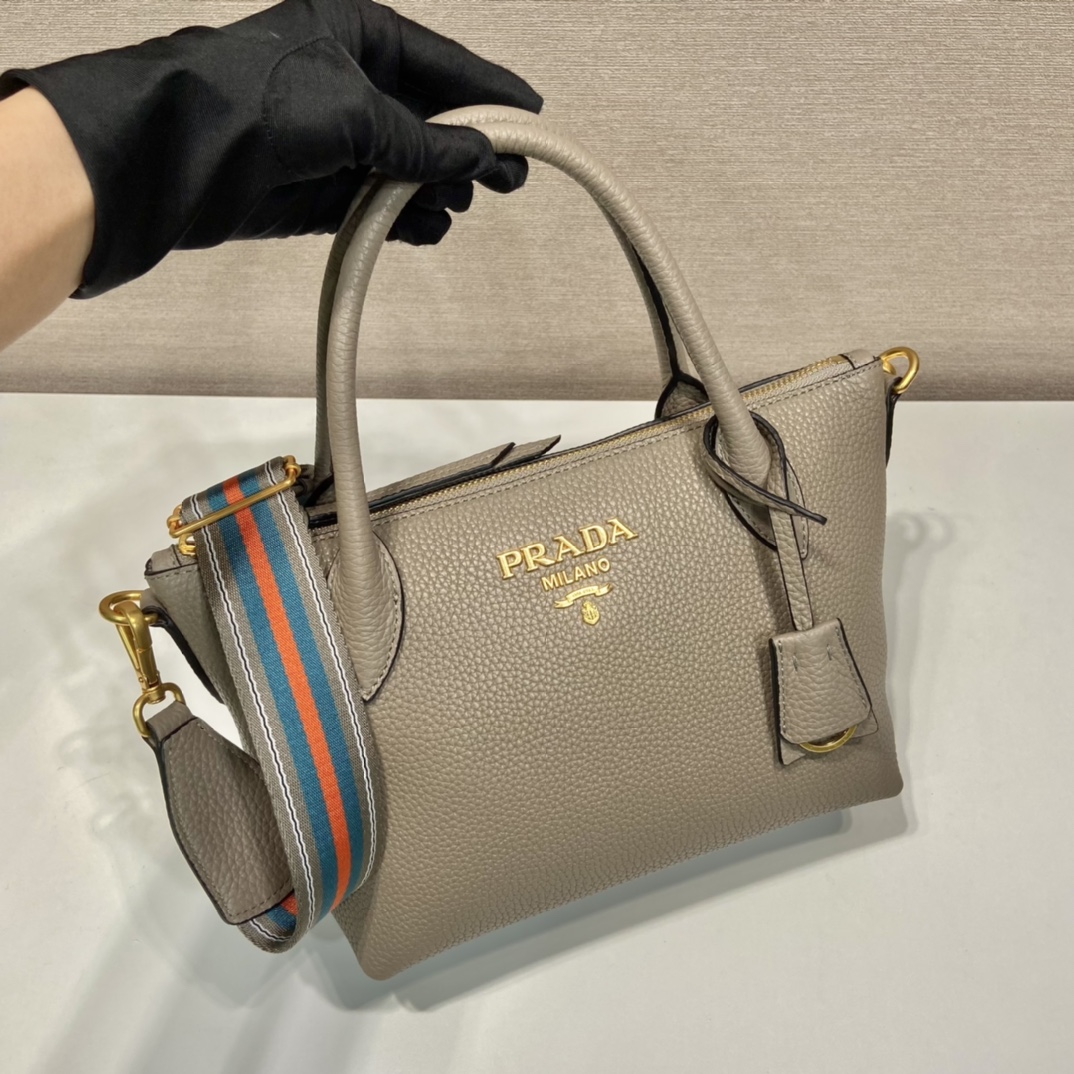 Pra*a leather bag