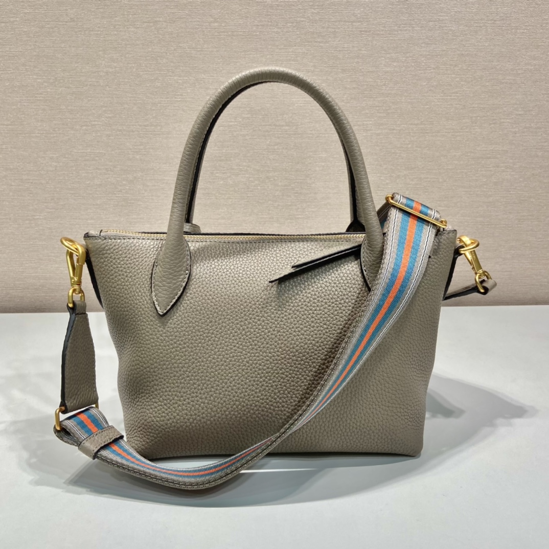 Pra*a leather bag
