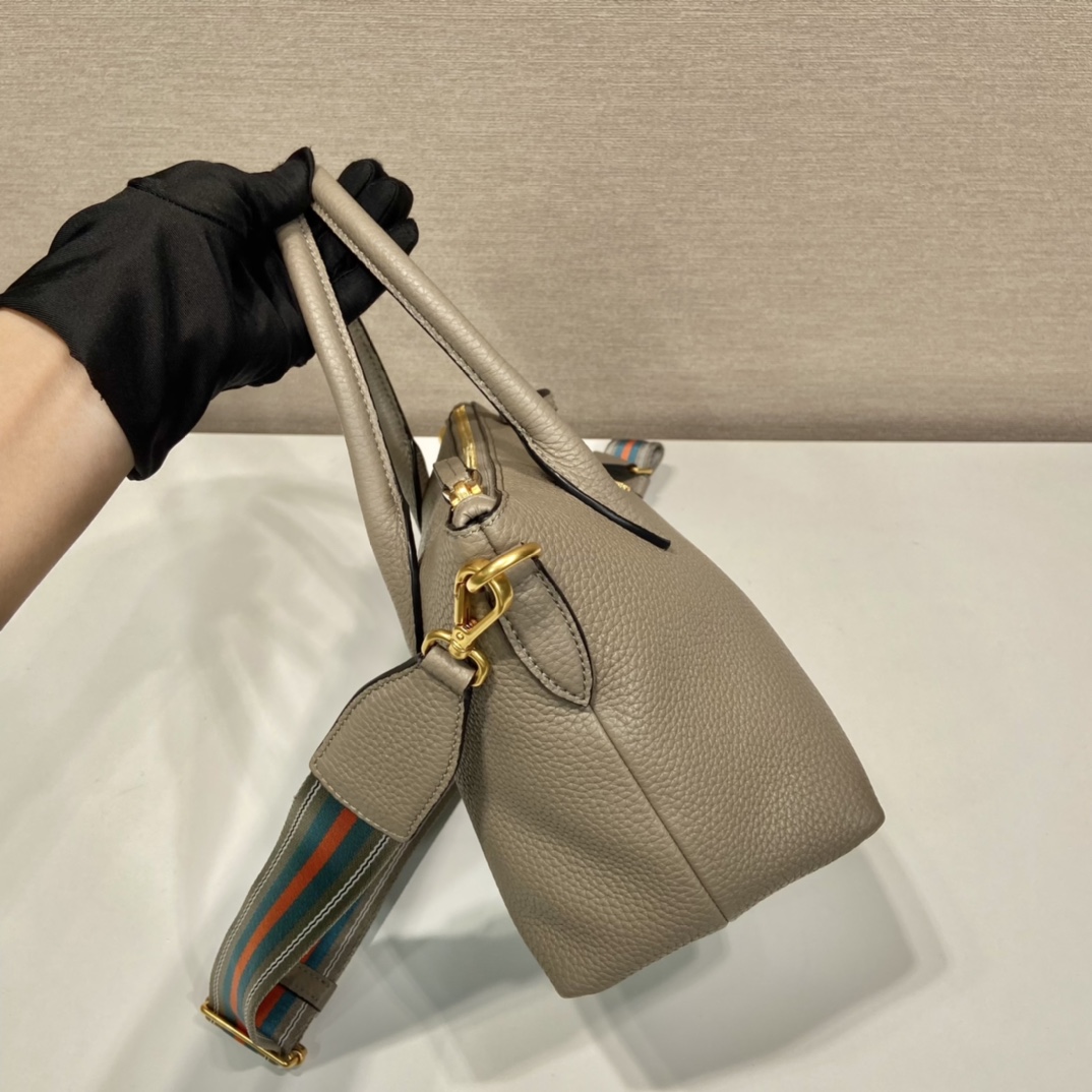 Pra*a leather bag