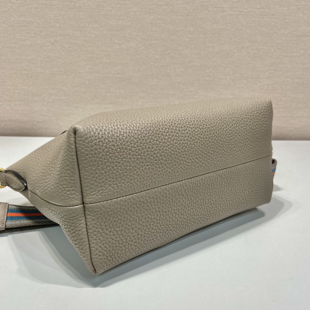 Pra*a leather bag