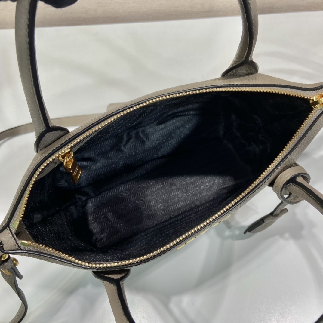 Pra*a leather bag