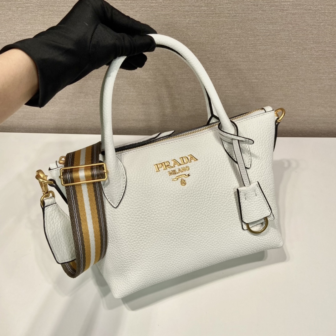 Pra*a leather bag