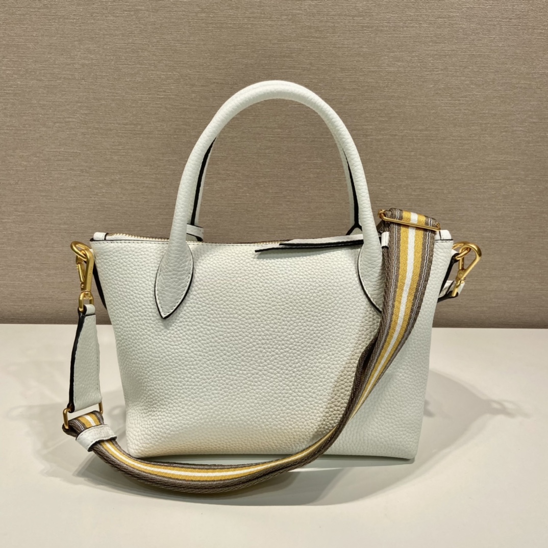 Pra*a leather bag