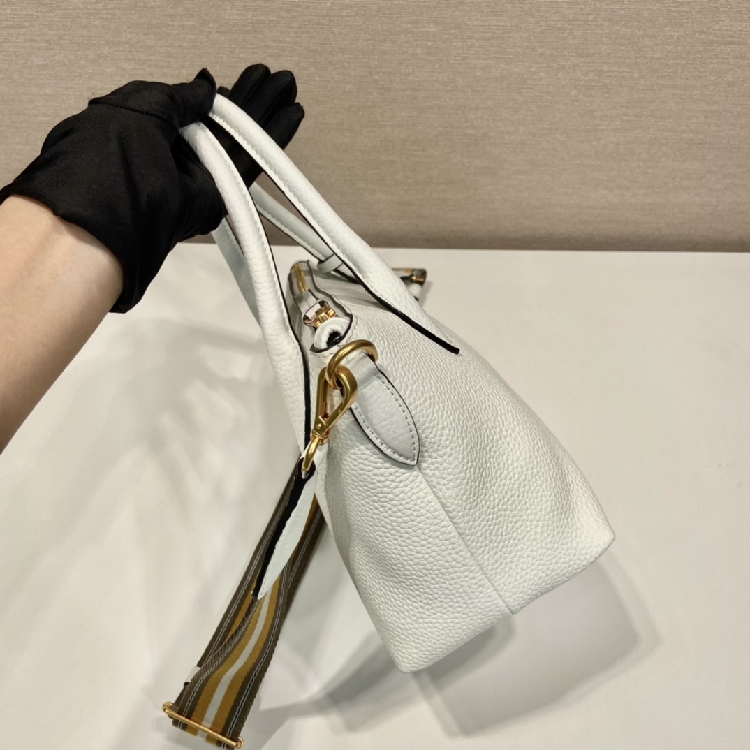 Pra*a leather bag